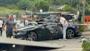 Beykoz'da iki otomobil kafa kafaya çarpıştı : Kazada 7 kişi yaralandı
