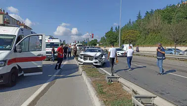 Havza'da zincirleme trafik kazası : 3 araç birbirine girdi, 2 kişi yaralandı