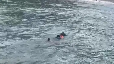 Kocaeli'de yasağa rağmen denize giren baba ve 2 çocuğu ölümden döndü
