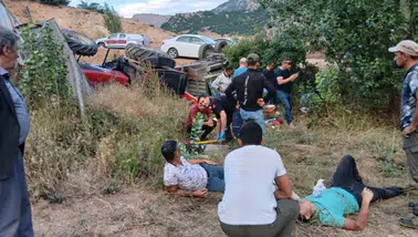 Sivas'ta kontrolden çıkan traktör şarampole devrildi : 4 yaralı