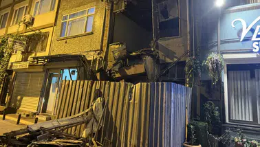 Bakırköy’de metruk binanın üst katı çöktü