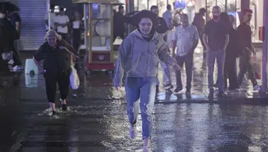 Ankara’da akşam sağanağı trafiği kilitledi :
