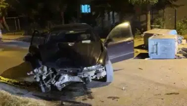 Edirne'de kontrolden çıkan otomobil park halindeki araca ve çöp konteynerlerine çarptı