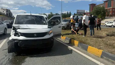 Kastamonu'da otomobil ile hafif ticari araç kavşakta çarpıştı: 3 yaralı