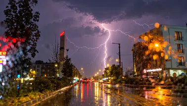 Düzce'de Geceyi Aydınlatan Şimşeklerin Ardından Gelen Sağanak Yağış Neler Getirecek?