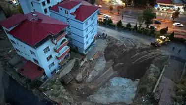 Kahramanmaraş'ta temel kazısında toprak kayması: Yıkılma riski nedeniyle 2 bina boşaltıldı