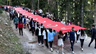 Gümüşhane’de 100 metrelik Türk bayrağıyla Cumhuriyet yürüyüşü