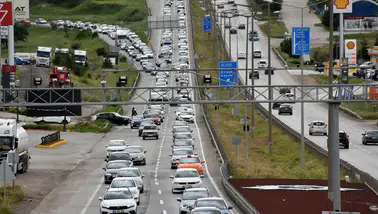 Tatilcilerin dönüşüyle yollarda trafik yoğunluğu oluştu