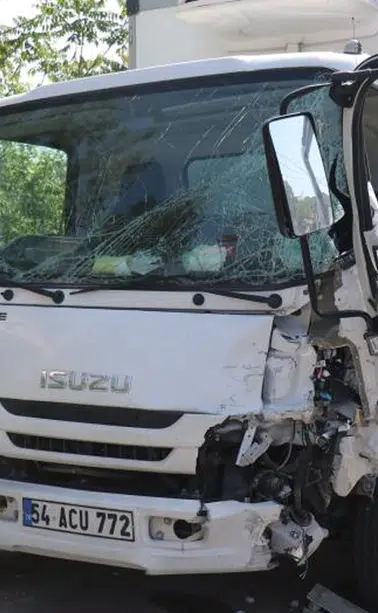 Sakarya'daki kazada araçlar hurdaya döndü!
