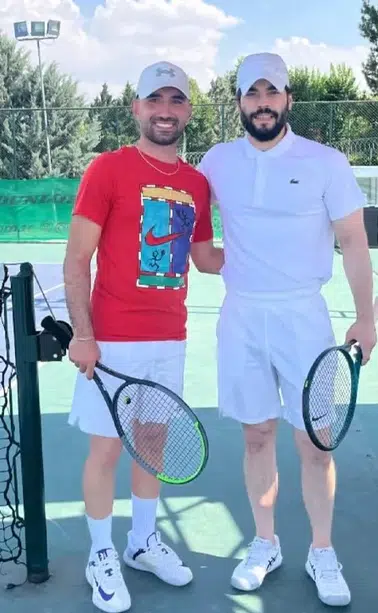 Akın Akınözü kortlarda fırtına gibi esti! Hayranları mest oldu
