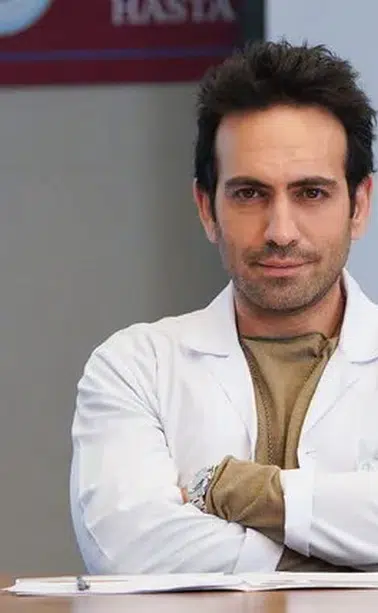 Buğra Gülsoy kimdir, kaç yaşında, nereli ve evli mi? Eşi kim ve hangi dizilerde oynadı?