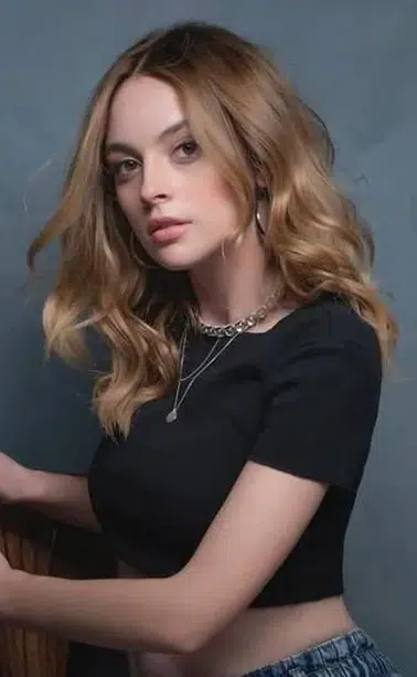 Melis Sezen kimdir ve hangi projelerde yer almıştır?
