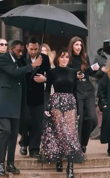 Hande Erçel Paris'te Carla Bruni ve Catherine Deneuve ile aynı davette