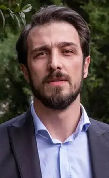 Kızılcık Şerbeti dizisinin Mustafa'sı Emrah Altıntoprak yeni imajıyla dikkatleri üzerine çekti