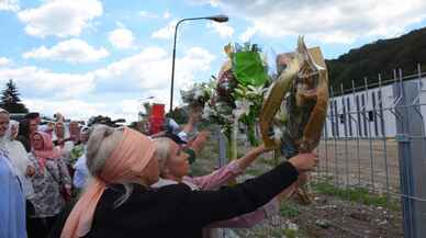 Srebrenitsa soykırımı kurbanlarının yakınları sevdiklerinin katledildikleri yerlerde dua etti