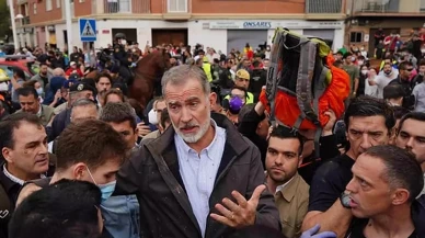 Afet bölgesinde şok anlar! Kral ve kraliçeye çamur ve kürekli saldırı!