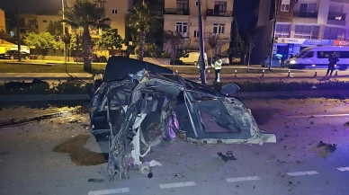 Antalya'da otomobil ikiye bölündü: Kız öldü, sürücü yaralandı