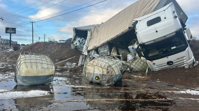 Sivas'ta ilginç kaza! 900 kilometre yol kat eden tır, varış noktasına 3 kilometre kala devrildi