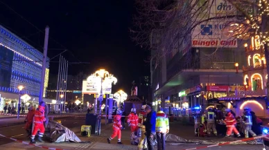 Almanya'da araç kalabalığa daldı: Ölü ve yaralılar var!