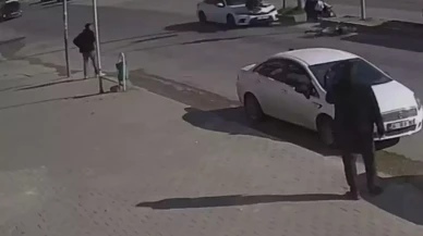 Adana’da kırmızı ışıkta geçen otomobil motosiklete çarptı!