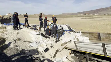 Aksaray’da tır şarampole düştü: Sürücü kum altında kalarak hayatını kaybetti