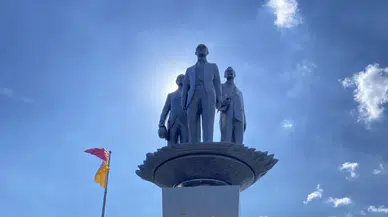 Galatasaray, dev Atatürk heykelinin açılışını yaptı