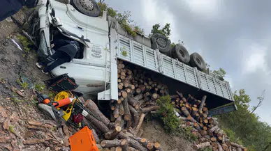 Samsun'da kamyon şarampole devrildi: Sürücü hayatını kaybetti
