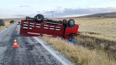 Afyonkarahisar'da kamyonet devrildi: 3 kişi yaralandı!