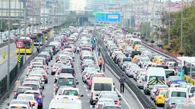 İstanbul'da trafik felç oldu: Sabah saatlerinde yoğunluk yüzde 64'e çıktı!