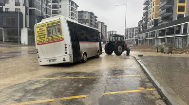 Edirne’de yol çöktü, minibüs içine düştü!