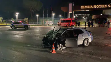 Antalya'da tur minibüsü ile otomobil çarpıştı: 2 kişi yaralandı!