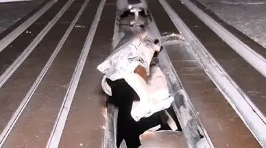 Bayrampaşa'da motosiklet devrildi: 2 kişi yaralandı