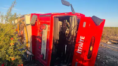 Antalya'da yangına giden itfaiye aracı devrildi: 2 yaralı