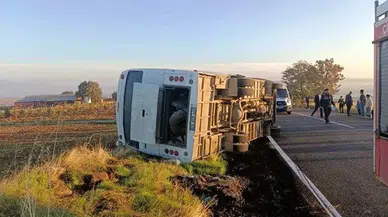 Uşak Eşme'de tarım işçilerini taşıyan midibüs devrildi: 23 yaralı