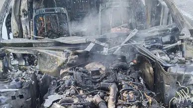 Bahçe’de seyir halindeki otomobil alev aldı