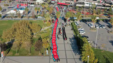 Pendik’te 102 metrelik dev Türk bayrağıyla Cumhuriyet coşkusu