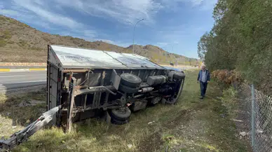 Kontak anahtarı düşen kamyonet şarampole devrildi