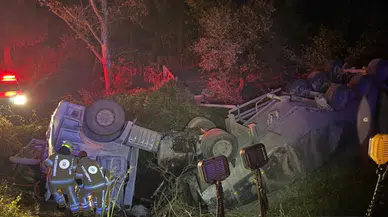 Bursa'da tır şarampole yuvarlandı: 2 yaralı