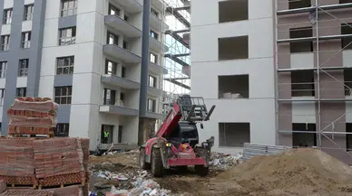 Malatya'da iş kazası: İnşaatta kafasına malzeme düşen işçi yaralandı