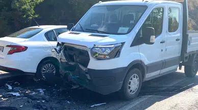 İzmir'de kamyonet ile otomobil çarpıştı: 6 yaralı!