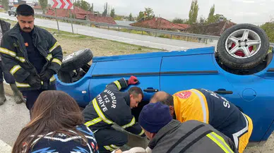 Burdur’da otomobil devrildi: Sürücü araçta sıkıştı