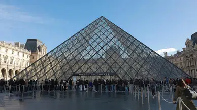 Louvre Müzesi’ndeki mücevherler merkez bankasına taşındı