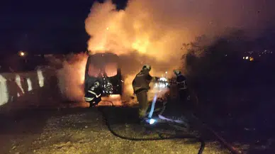 Hatay'da park halindeki minibüs alev alev yandı!