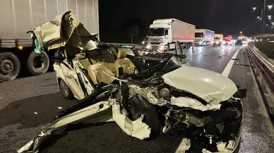 Sultanbeyli'de feci kaza! Otomobil ile kamyonet çarpıştı: 3 yaralı