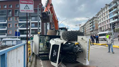 Kocaeli'de feci kaza: Tırdan, iş makinesi devrildi! 1 yaralı