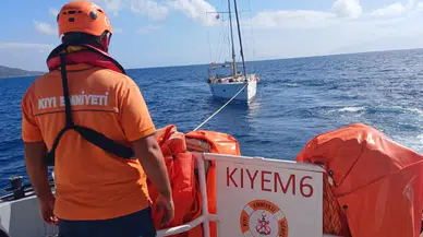 Bodrum’da arıza nedeniyle sürüklenen tekne kurtarıldı