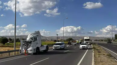 Kayseri’de tır, otomobil ve kamyonet çarpıştı: 3 yaralı