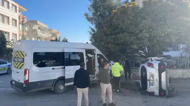 Adıyaman'da okul servisi ile otomobil çarpıştı: 12 yaralı!