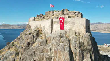 Pertek Kalesi’ne 50 metrekarelik dev Türk bayrağı asıldı