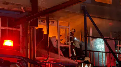 Başakşehir'de malzeme deposunda yangın!